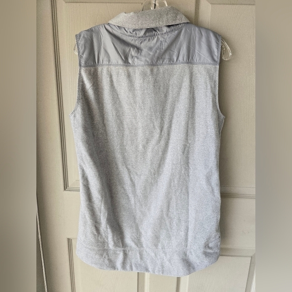 $65 Under Armour Vest Womens Small Gray Zip Up Loose Fit Cold Gear Outdoor - Picture 12 of 12